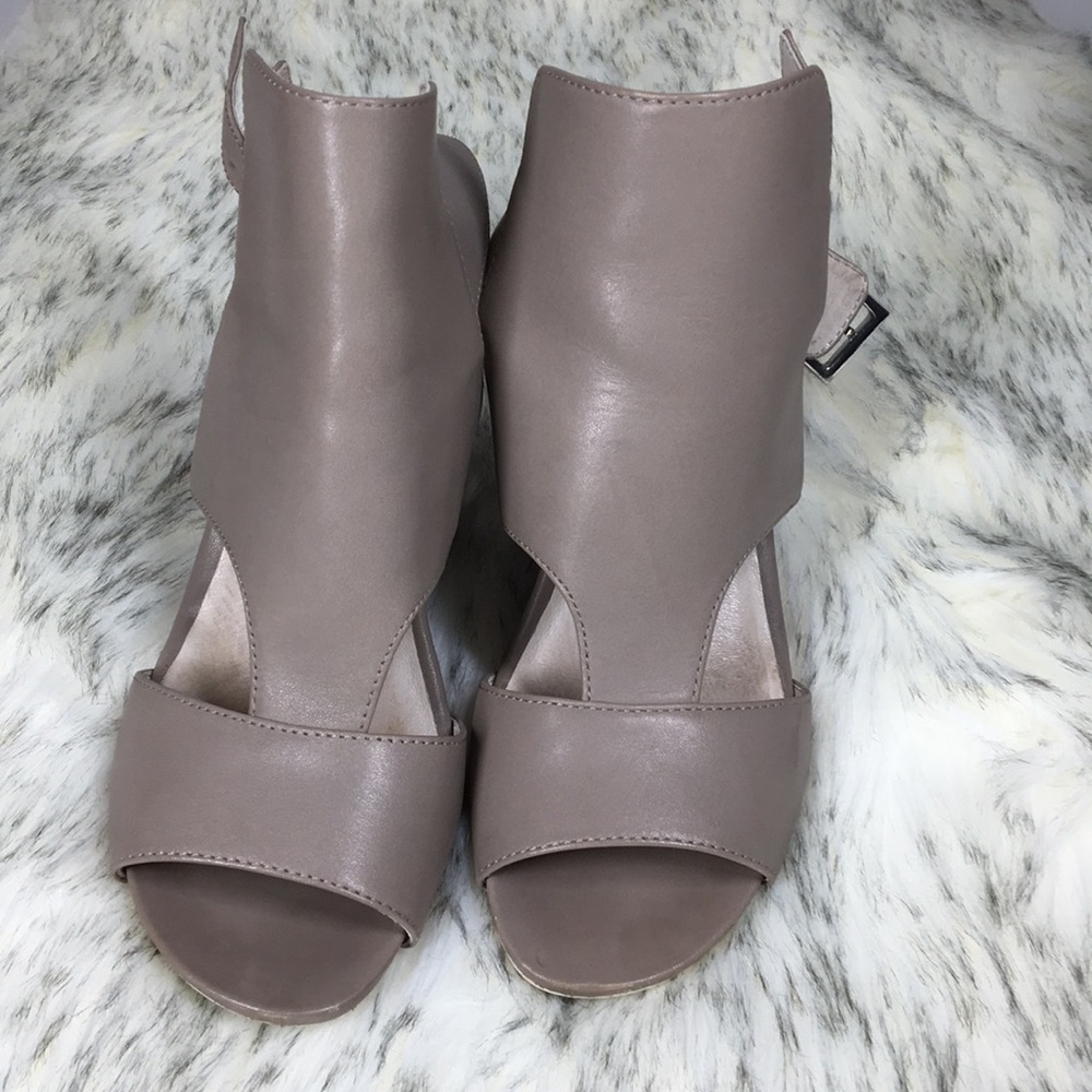 4/$25  Light Gray leather wedge